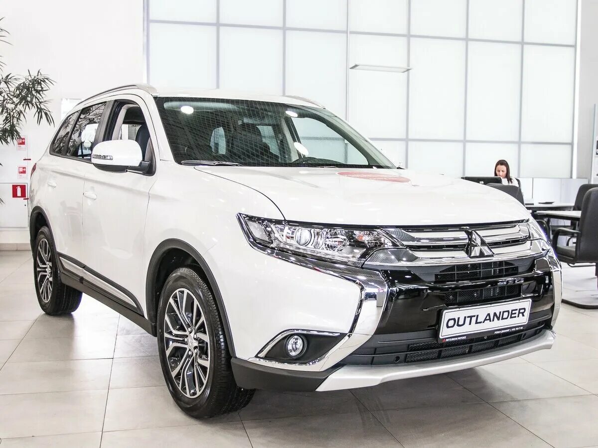 Купить митсубиси 2018. Mitsubishi Outlander 2018. Митсубиси аутлэндер2018. Мицубиси Аутлендер 2018. Митсубиши Аутлендер 2018.