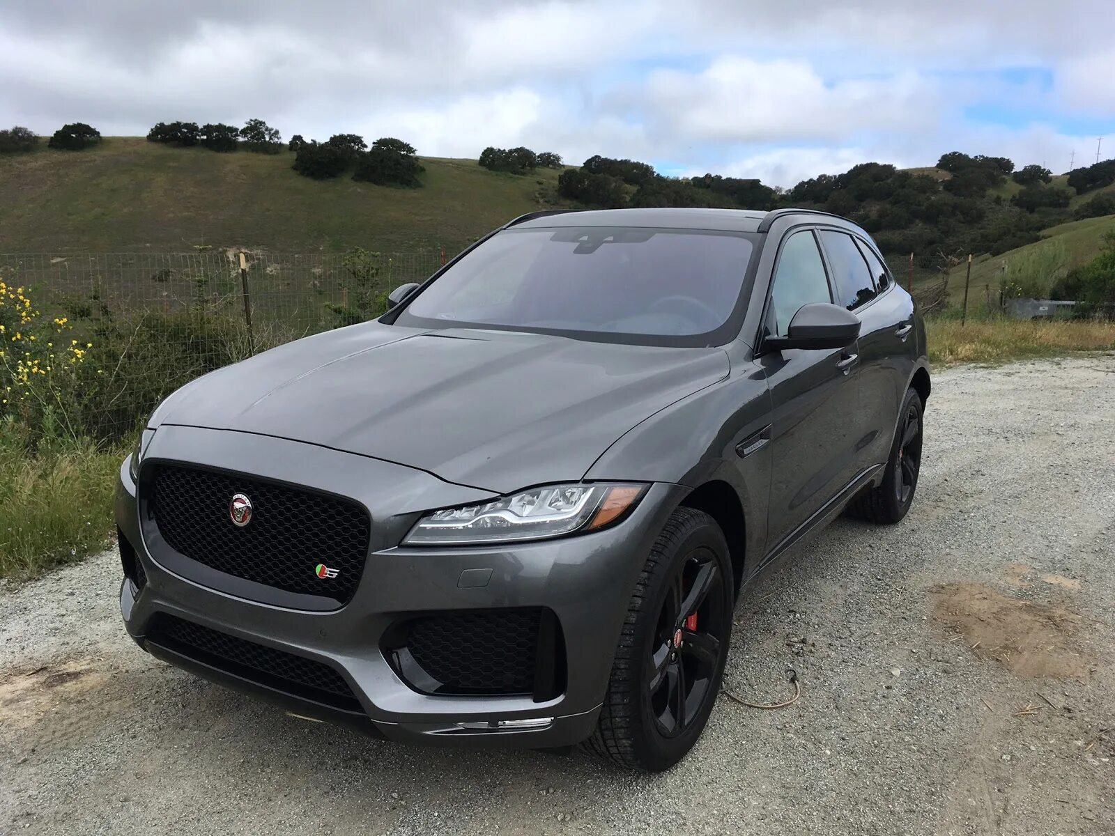 Jaguar f pace 2018. Ягуар f pace матовый. f-pace jaguar серый. f pace jaguar матовый.