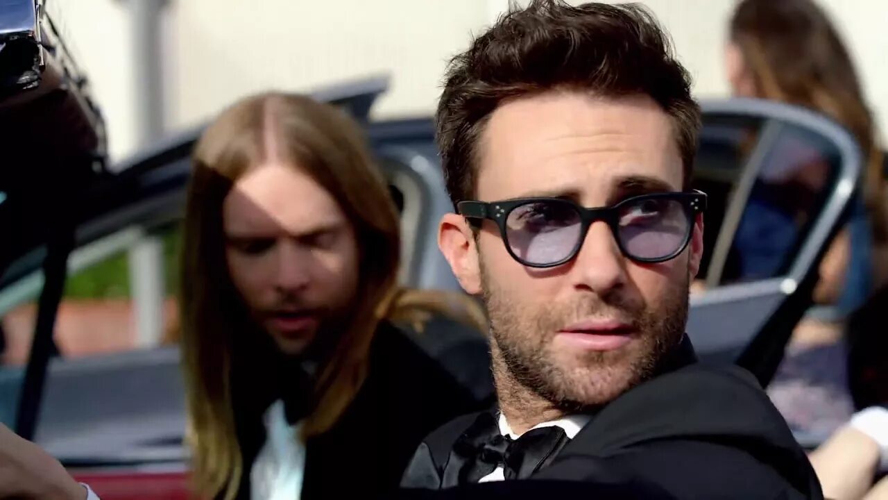 Марун 5 сахар. Группа maroon 5 sugar. Sugar марун 5 текст. Maroon sugar. Марун 5 sugar.