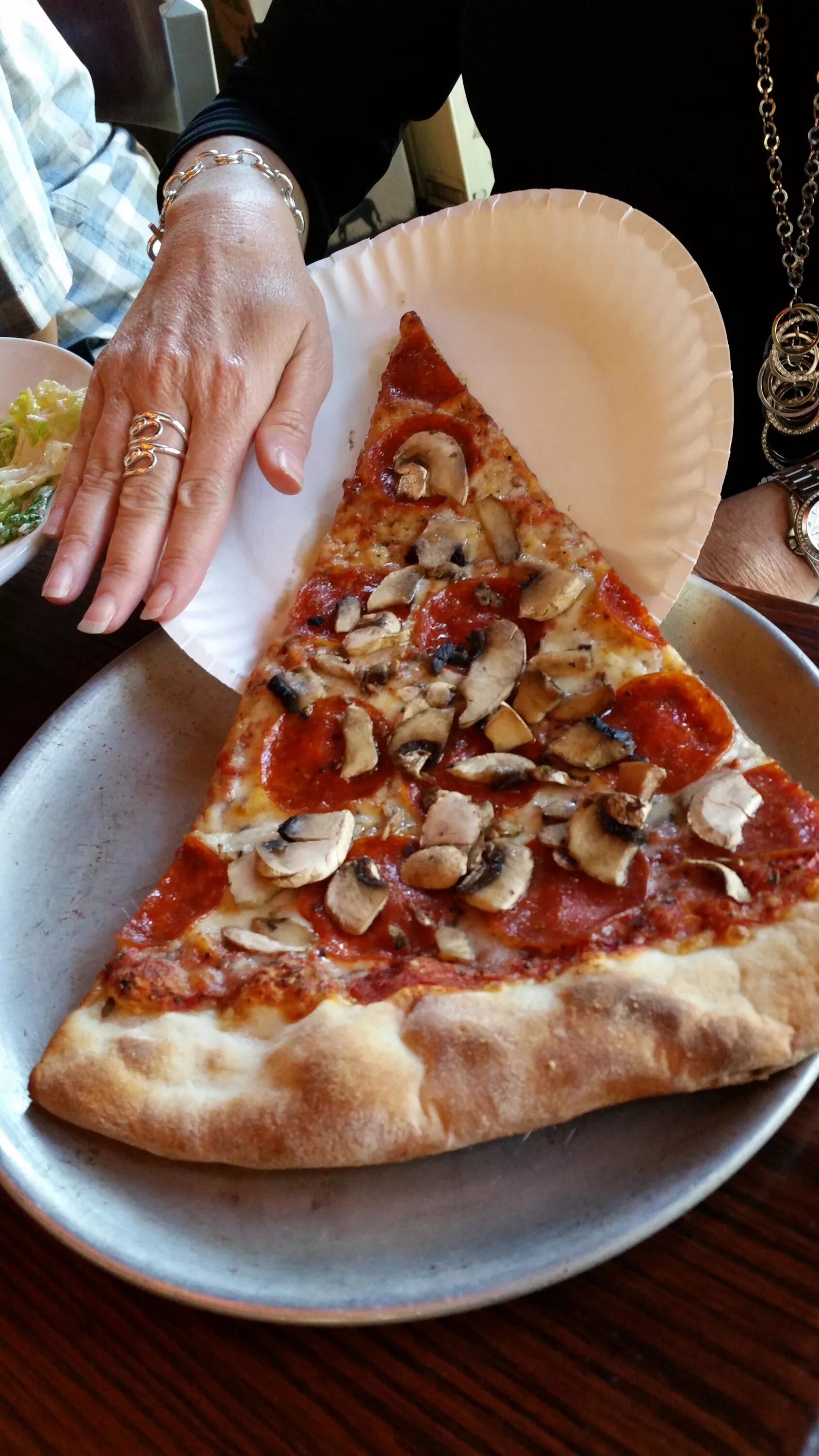 Пицца большие куски. Кусок пиццы. Огромная пицца. Много пиццы. Огромный кусок пиццы.