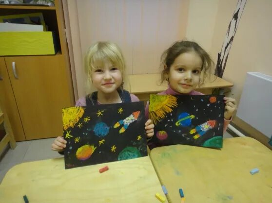 Мир космоса младшая группа. Рисование космос средняя группа. Рисование космос в младшей группе детского сада. Рисование для детей космос старшая группа. Рисование в младшей группе на тему космос.