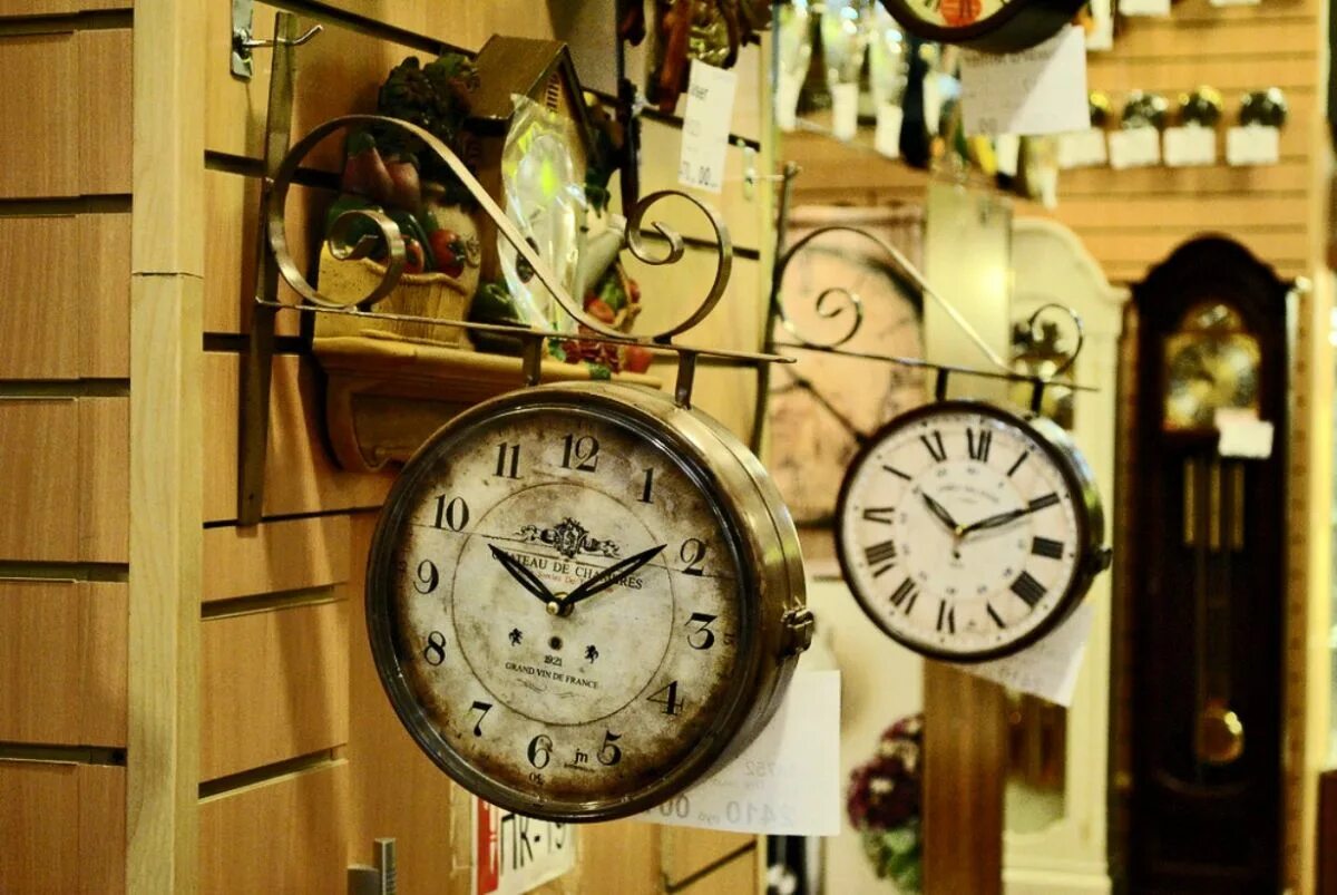 Магазин часов старый. Интерьер магазина часов. Часы домашние. Старые часы в интерьере. Россия магазины часы
