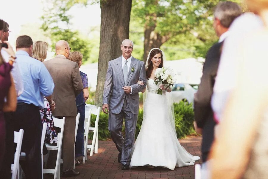 выход невесты. испания выездная церемония. невеста с папой к алтарю. эмин и гаврилова свадьба. свадебная церемония с детьми.