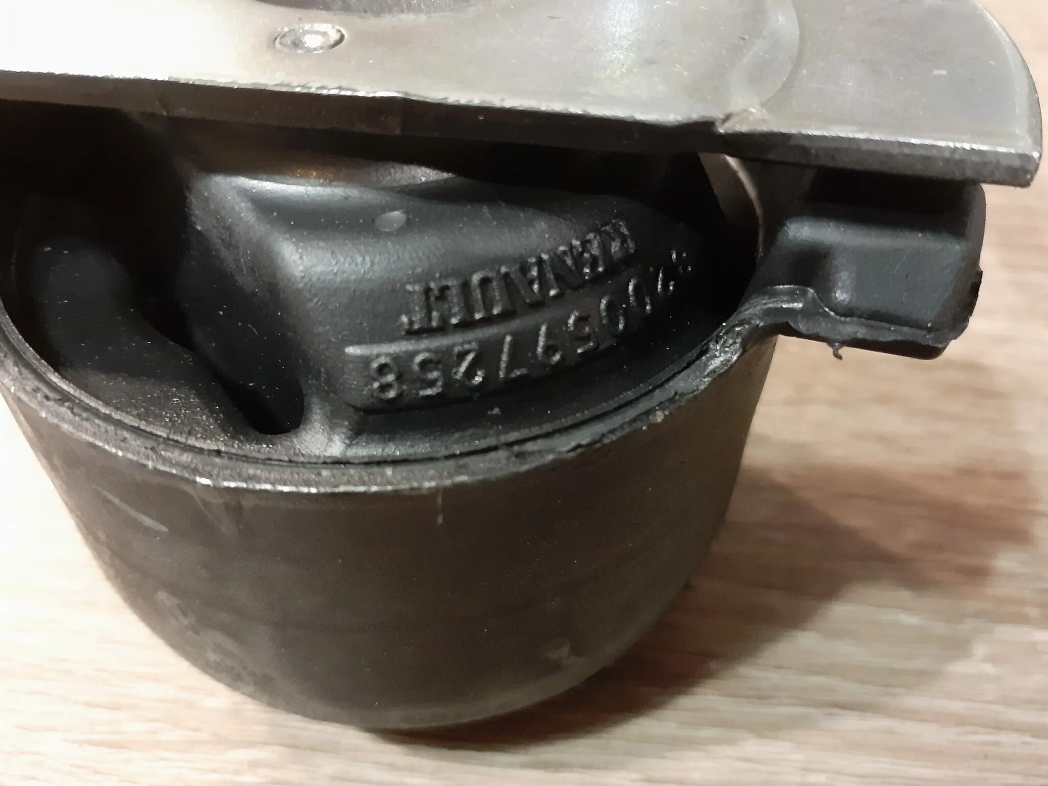 Сайлентблоки задней балки м4 артикул. Сайлентблоки задние лагуна 2. Сайлентблоки на рено лагуна 1. Сайлентблоки рено лагуна 2. Hutchinson сайлентблоки задней балки рено лагуна 2.