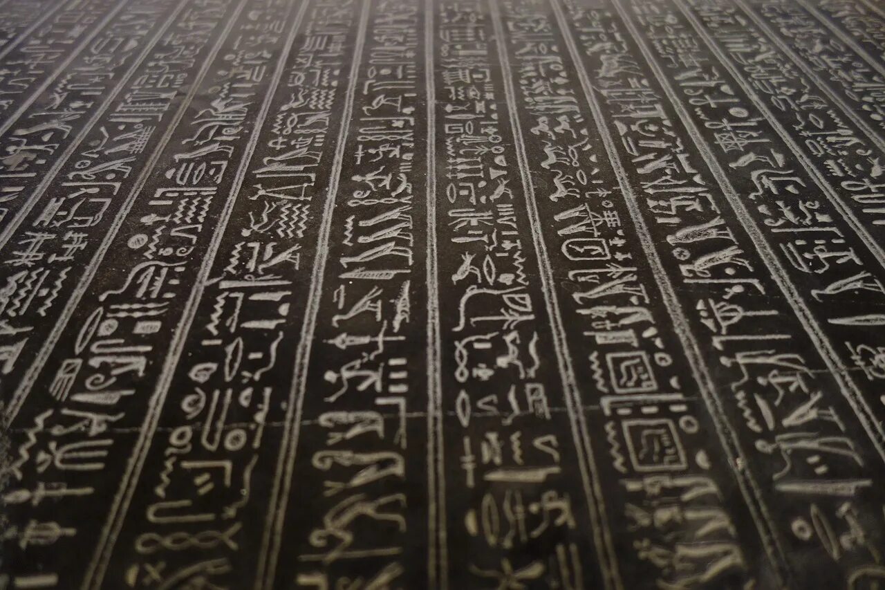 Что такое иероглифы в древнем египте. Egypt иероглифы. египет таблички с иероглифами. египетские иероглифы клавиатура. иероглифы в пирамидах.