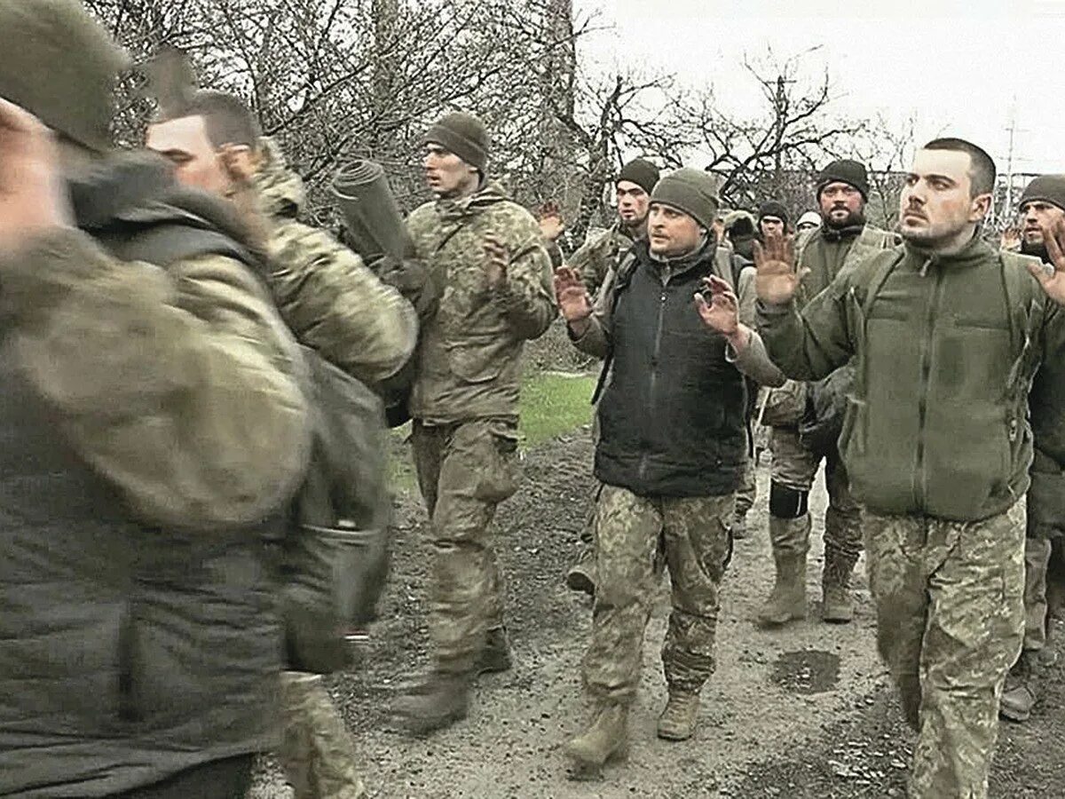 Азовсталь украинские солдаты. Украинские ваеные сдавших в рлен. Пленные украинцы в плену