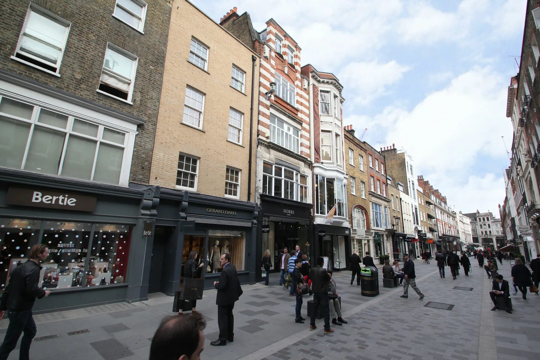 South Molton Street. Саус-стрит. The is located in street