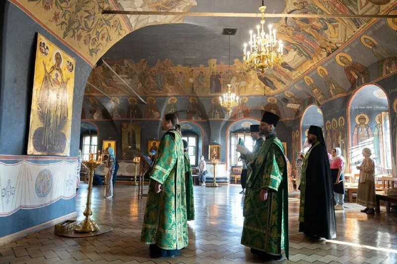 почему в православных храмах стоят. денис православное звучание. почему в православных храмах стоят. стасидии в православном храме лавра. люди возле храма.