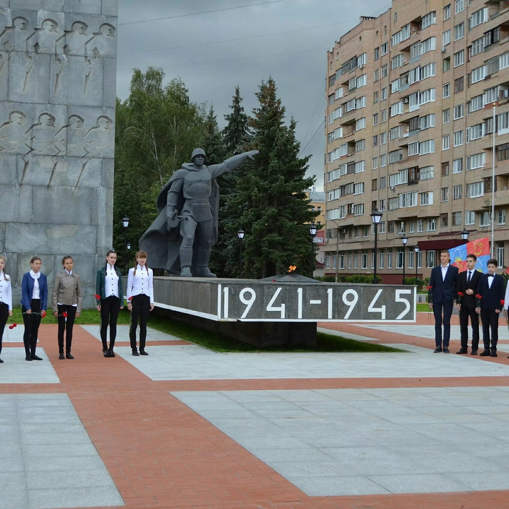 Школа 30 сургут ленина. Площадь славы 1 балашиха. Площадь славы балашиха. Площадь славы балашиха площадка. Балашиха 1 территория.