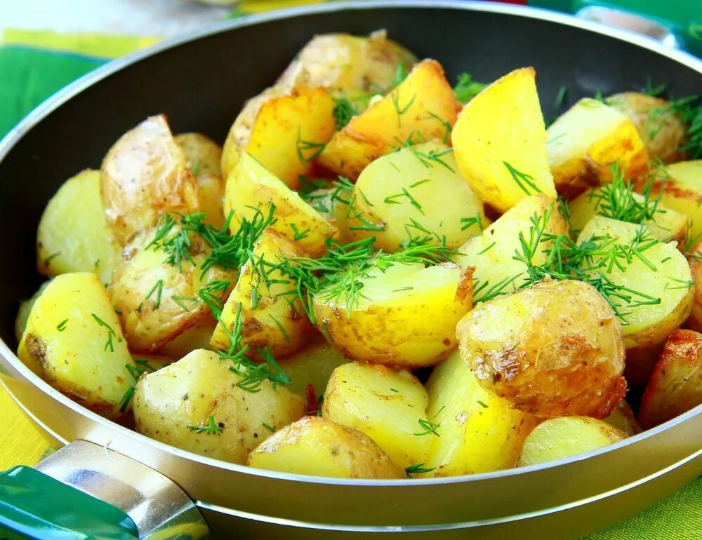 Картошечка с укропом. Картофель жареный из вареного. Вареная обжаренная картошка. Вареная картошка.