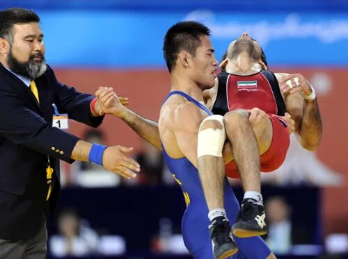 борец греко-римского стиля ислам аббасов. уважение к противнику. уважение соперника. уважение к оппоненту. уважение к сопернику.