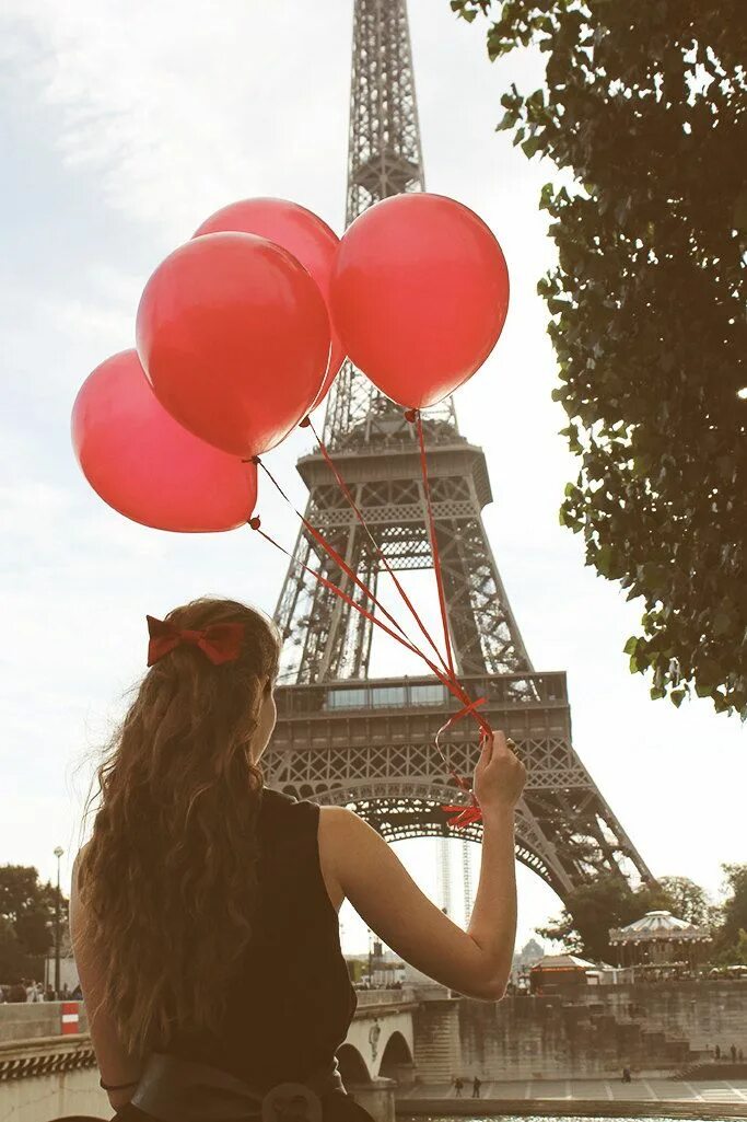 Шарами парижа. Девочка с шариками Париж. Девушка с шарами. Девушка с шарами в Париже. Воздушные шары Париж.