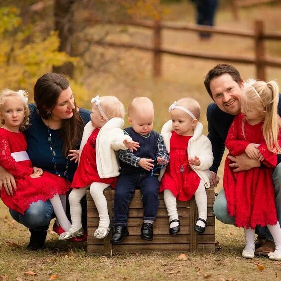 Пять близнецов. Пятеро детей 2. Анна ананова. Семья пятеро детей. Пятеро малышей.