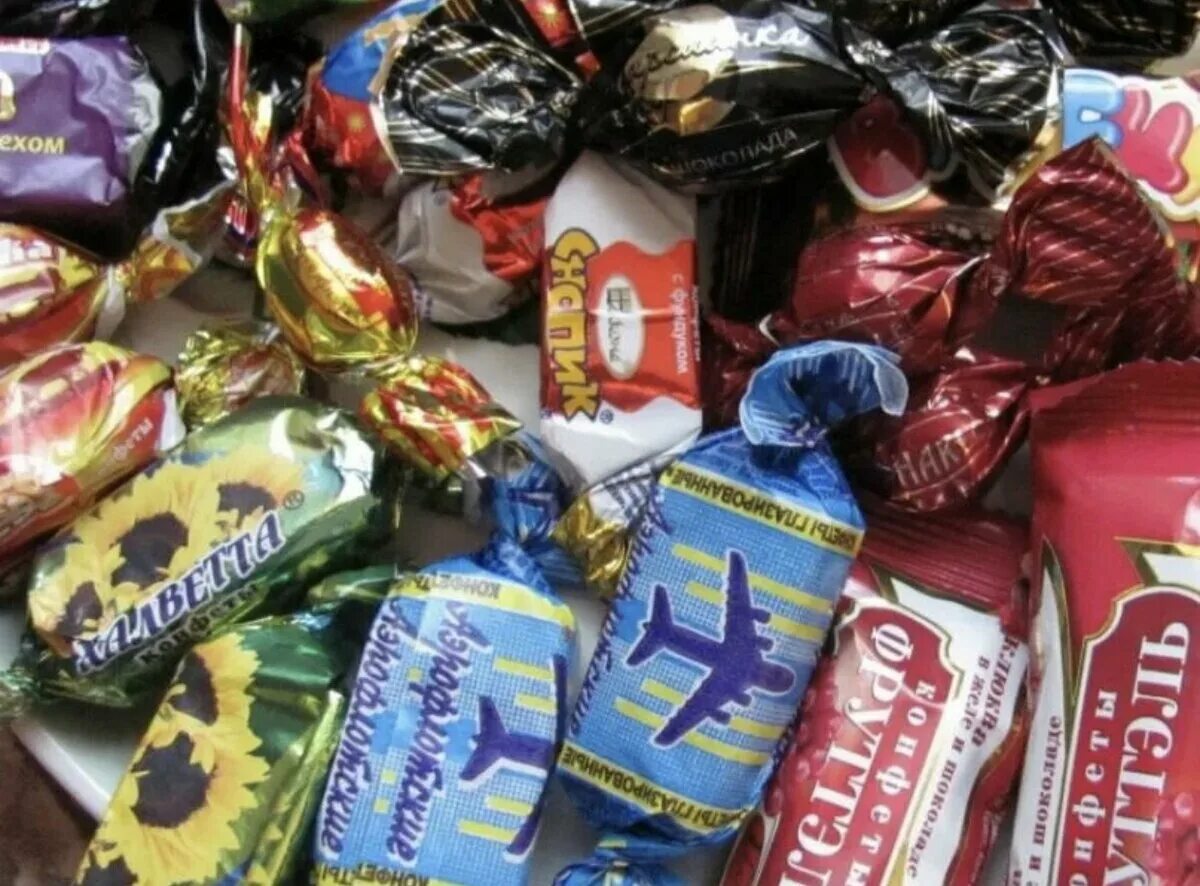 Купить старые конфеты. Конфеты. Советские шоколадные конфеты. Конфеты в фантиках. Название конфет.