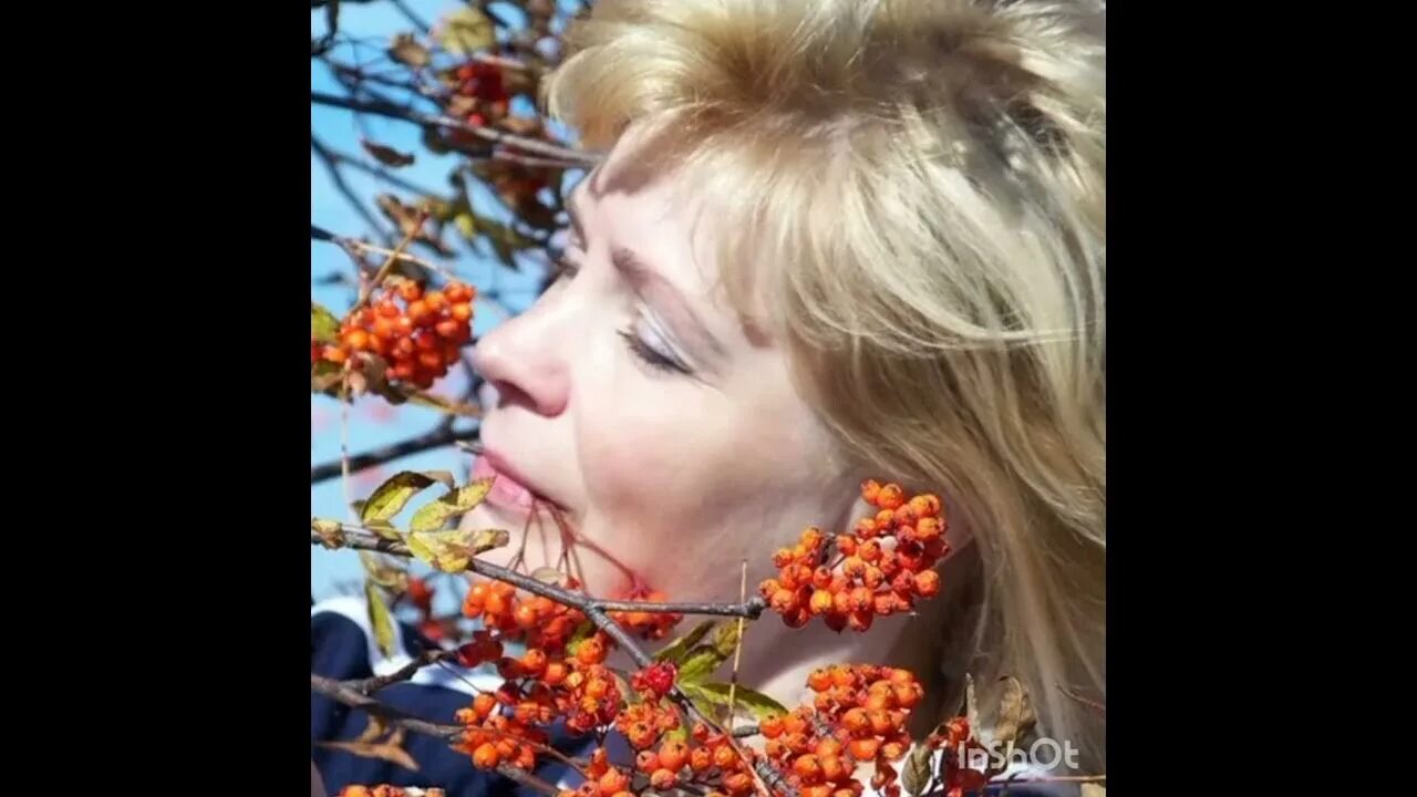 Слушать ягоды бабьего лета. Бабье лето картинки. Красивая женщина в возрасте осень. Осень пришла. Мобили осень с ягодами.