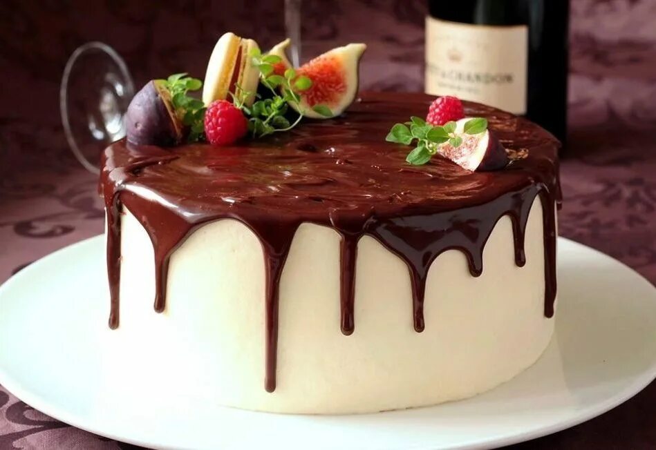 Шоколадный торт. Торт с шоколадными подтеками. Украшение торта глазурью. Глазурь для торта. Рецепт шоколадной глазури из шоколада для торта