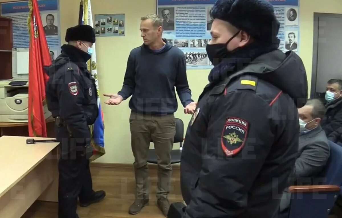 Жизнь после полиции. Навальный в суде. суд над навальным в отделе полиции. арест навального. навальный суд в химках.