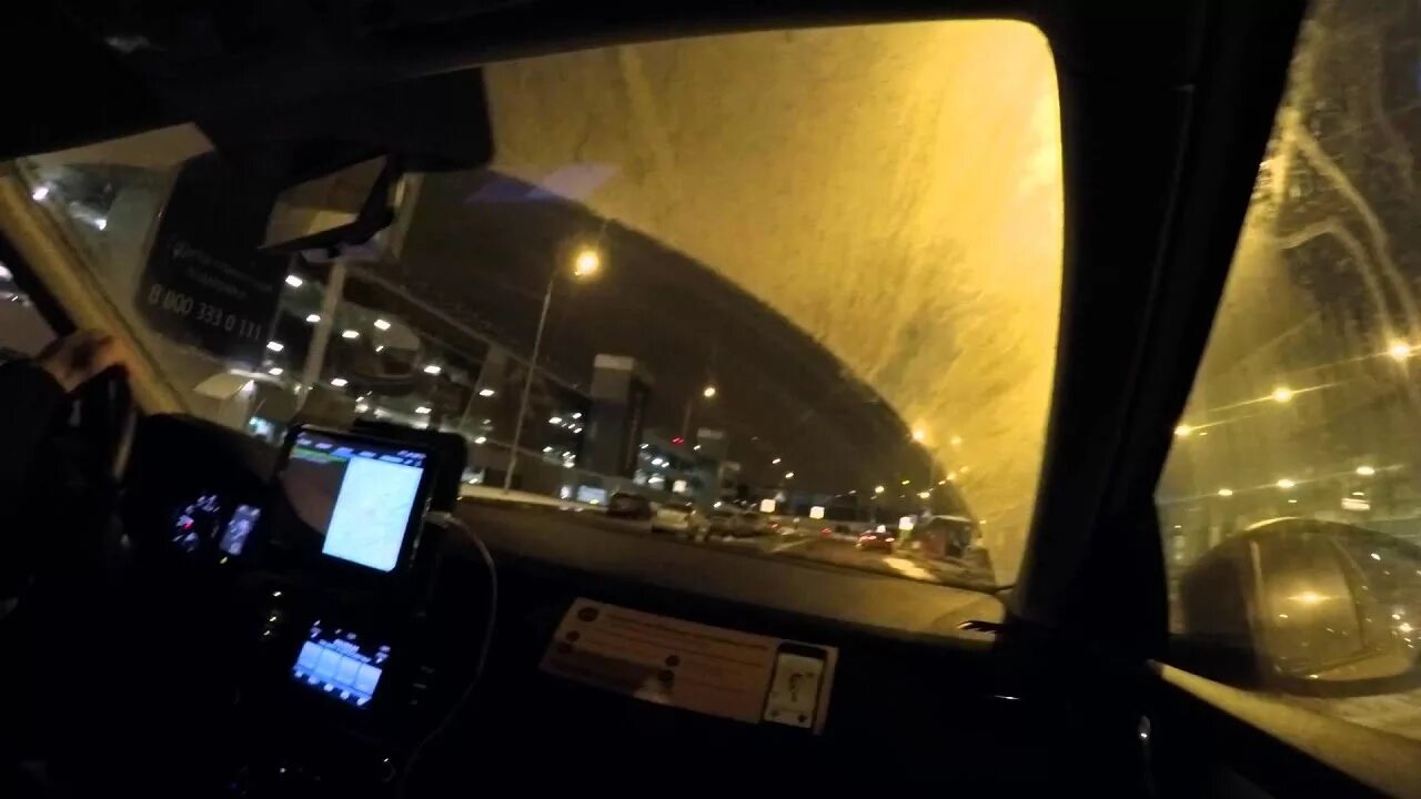 Такси фон. Такси ночью в аэропорт. Таксисты в аэропорту домодедово. Такси домодедово москва. Шереметьево терминал в такси.