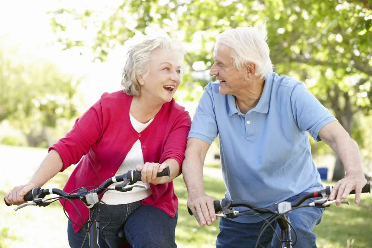 Здоровый образ жизни для пожилых людей. Физическая активность пожилых. Пожилые активный образ жизни. Активны йоьращ жизни в старости.
