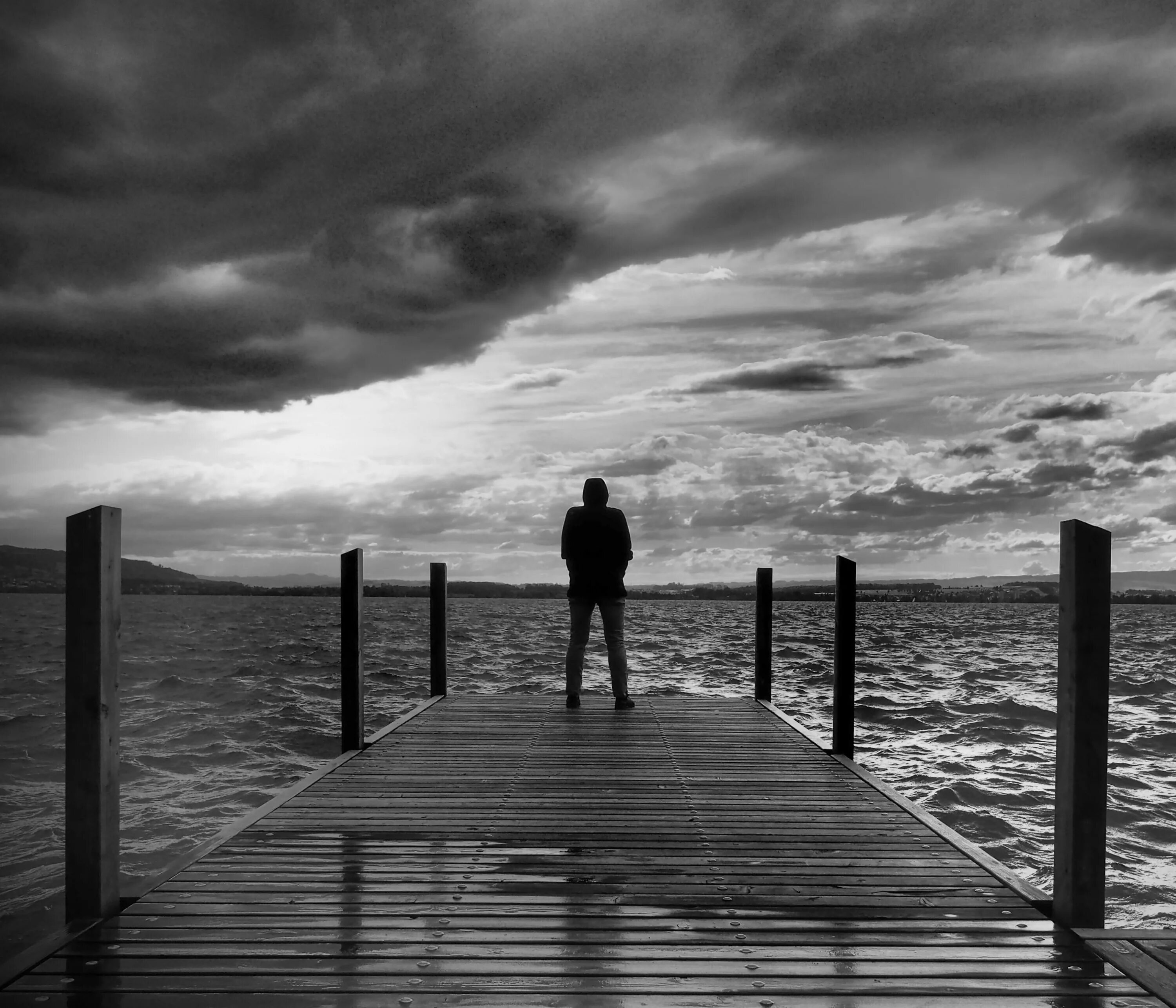Черное белое фото грустное. Это одиночество. Одинокий человек. Грустные картинки. Черно белое одиночество.