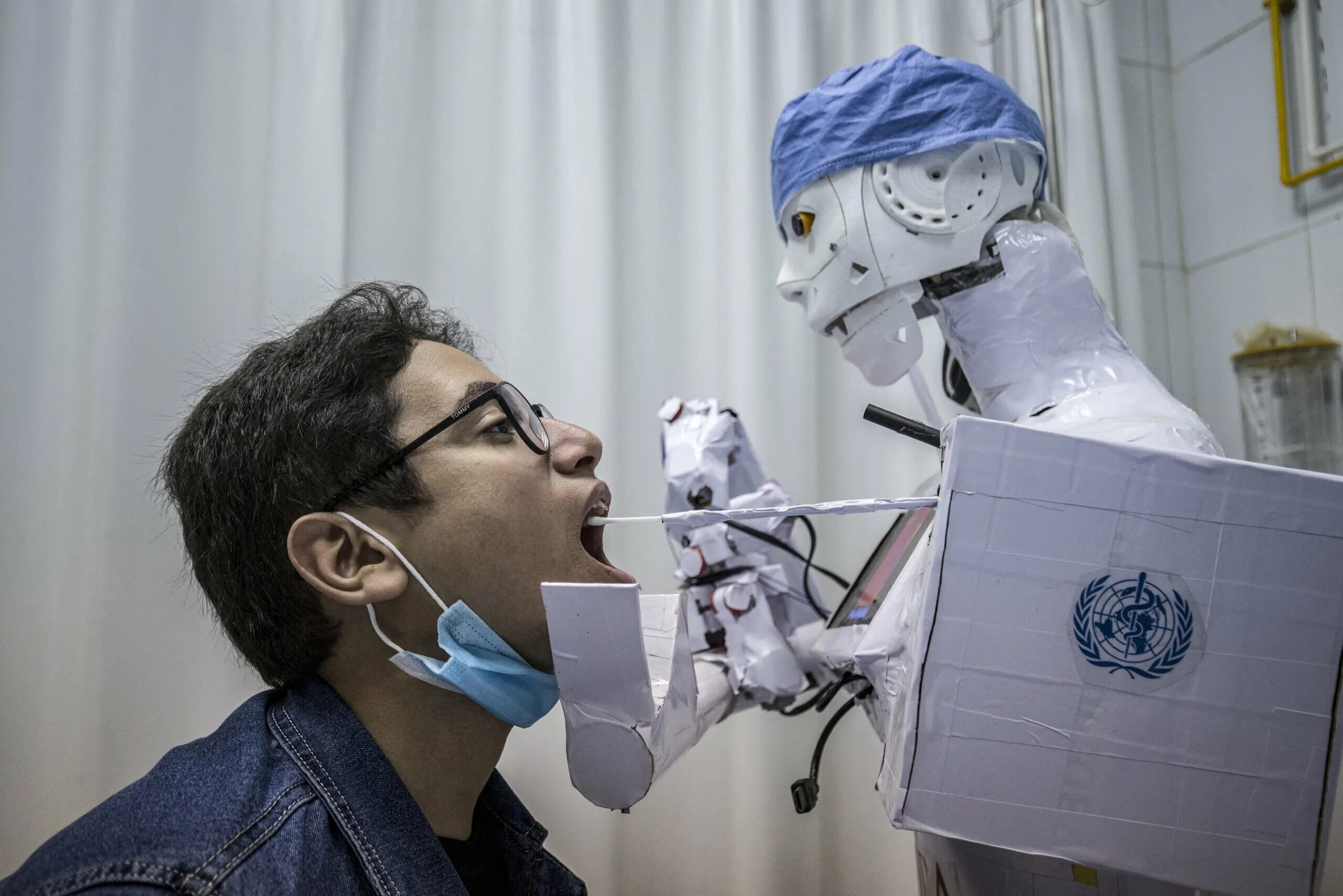 Робот врач. Робот медик. Роботы в медицине. Робот в больнице.
