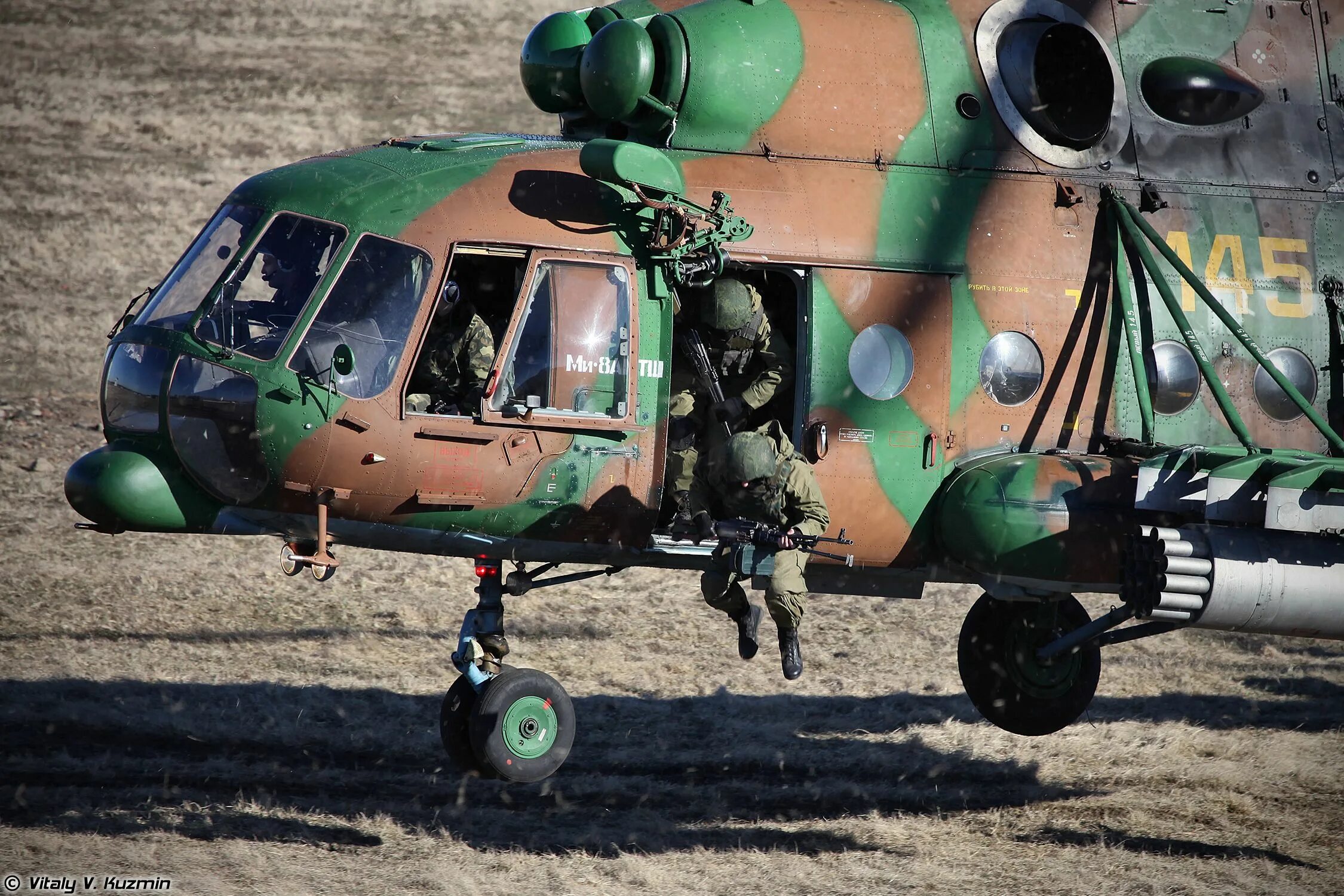 Ми-8 АМТШ. Десантный вертолет ми8. Ми 8 десантный. ВПШГ на ми 8.