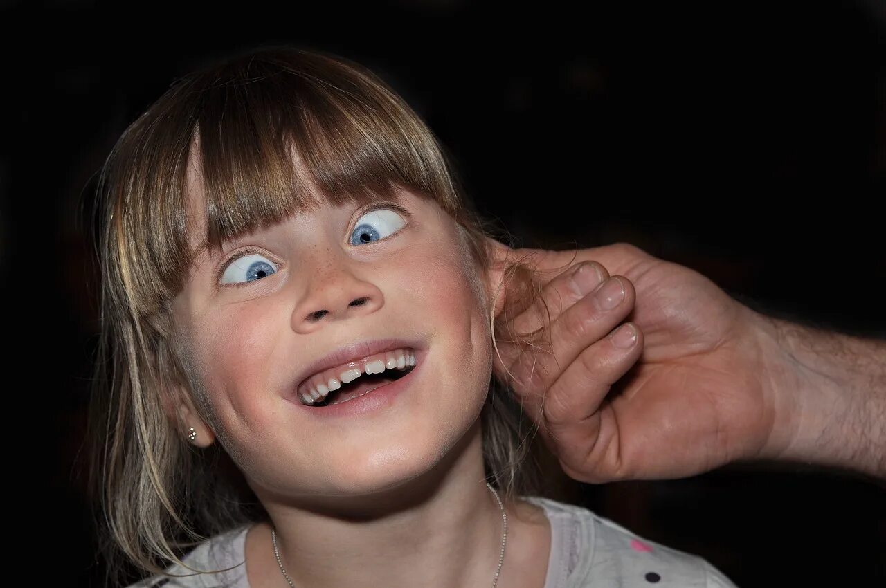 Девочка открыла рот от удивления. Девушка рассматривает красивые коробочки. Девочка раскрывает. Дети с открытым ртом и высунутым языком. Девочка раскрывает.