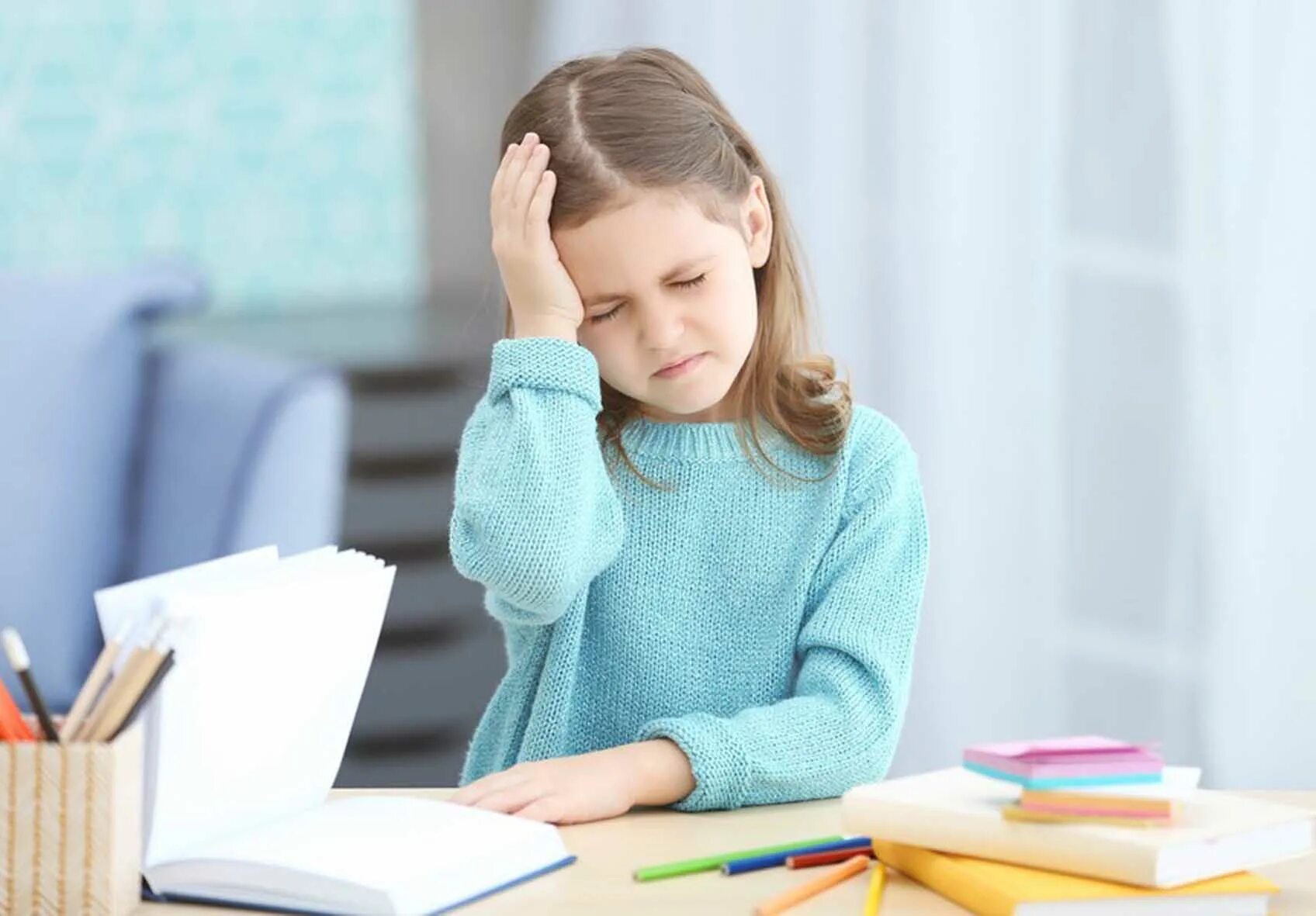 Утомление детей. Спит на уроке. Школьник за уроками. Дети быстро утомляются. Переутомление школьников.