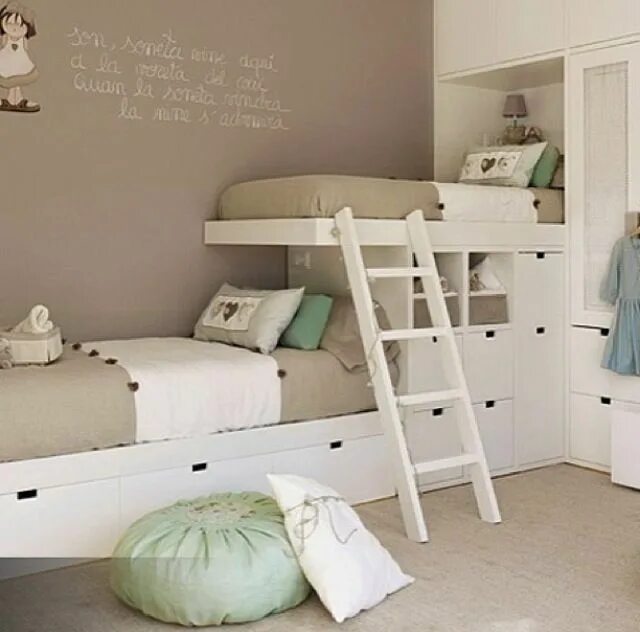 Решение для маленьких детей. Детская комната с двухэтажной кроватью. Детская с двумя кроватями. Кровать для 2 детей. Комната для девочки с двухэтажной кроватью.