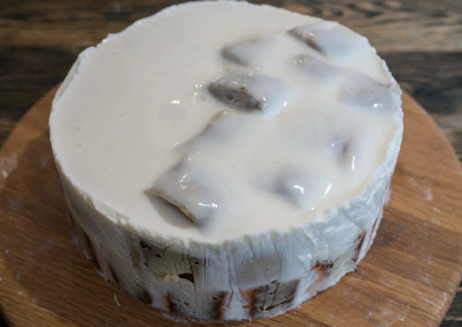 Крем из сметаны получается жидким. Сметанный крем. вкусный сметанный крем для торта. крем для торта со сметаной. крем для торта из сметаны.