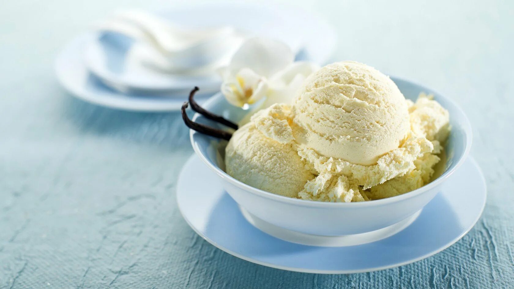 Мороженое при простуде. Мороженое пломбир ванильный. Мороженое крем брюле шарик. Ванильное мороженое. Ванильное мороженое шарик.