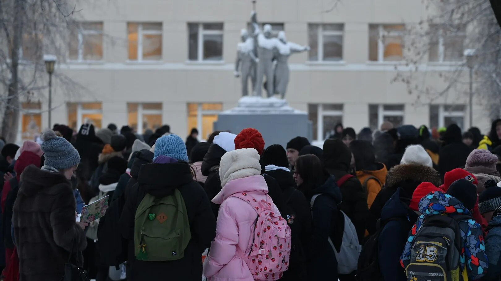 Эвакуация в школе картинки. Заминировали школы. Школа заминирована новости сегодня. Заминировали школы. Фото эвакуации детей из школы зимой.