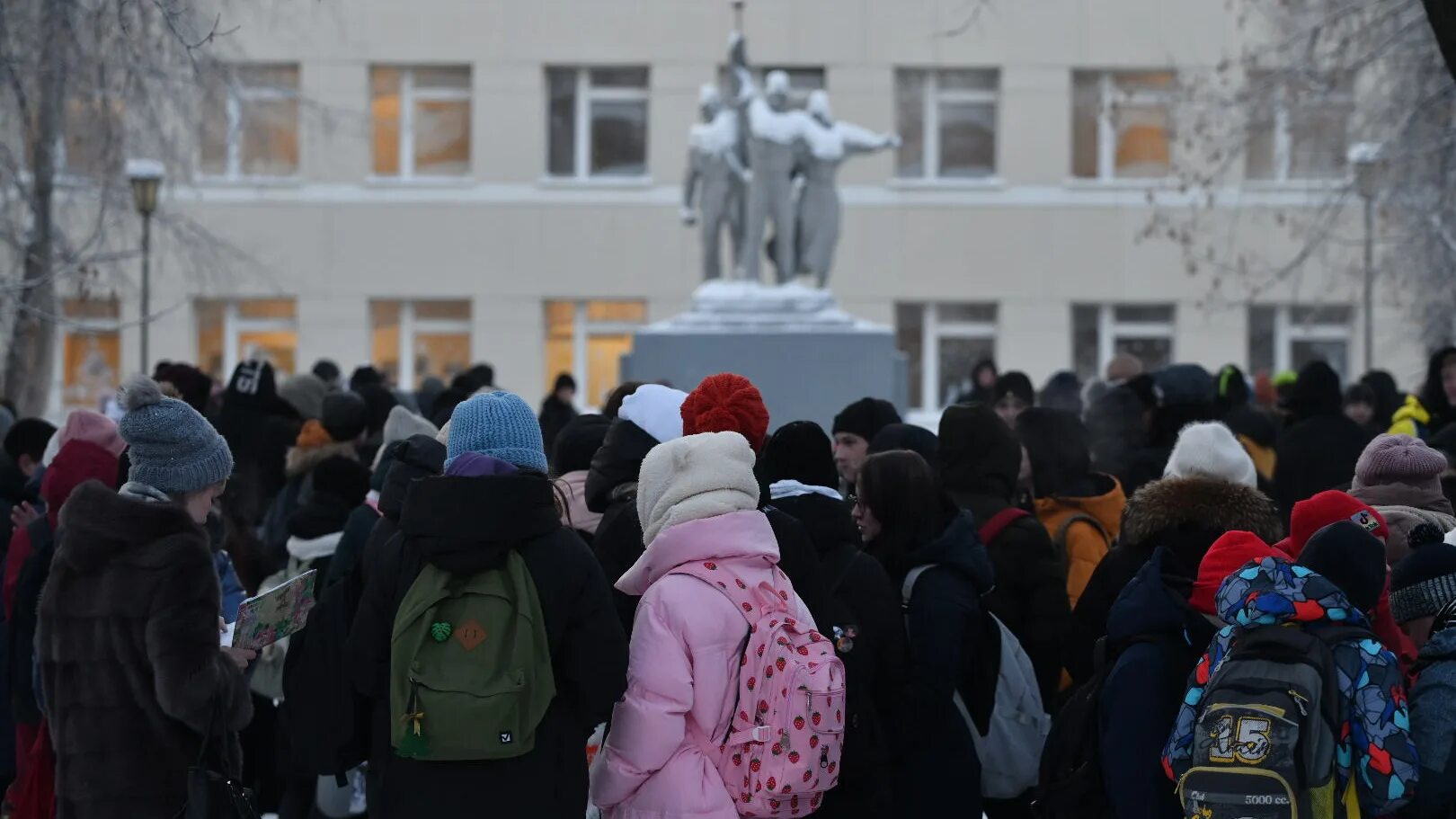 Школа заминирована новости. Заминирование школы в Казани. Минирование школ в Екатеринбурге. Эвакуация школ в Казани. Эвакуация в школе.