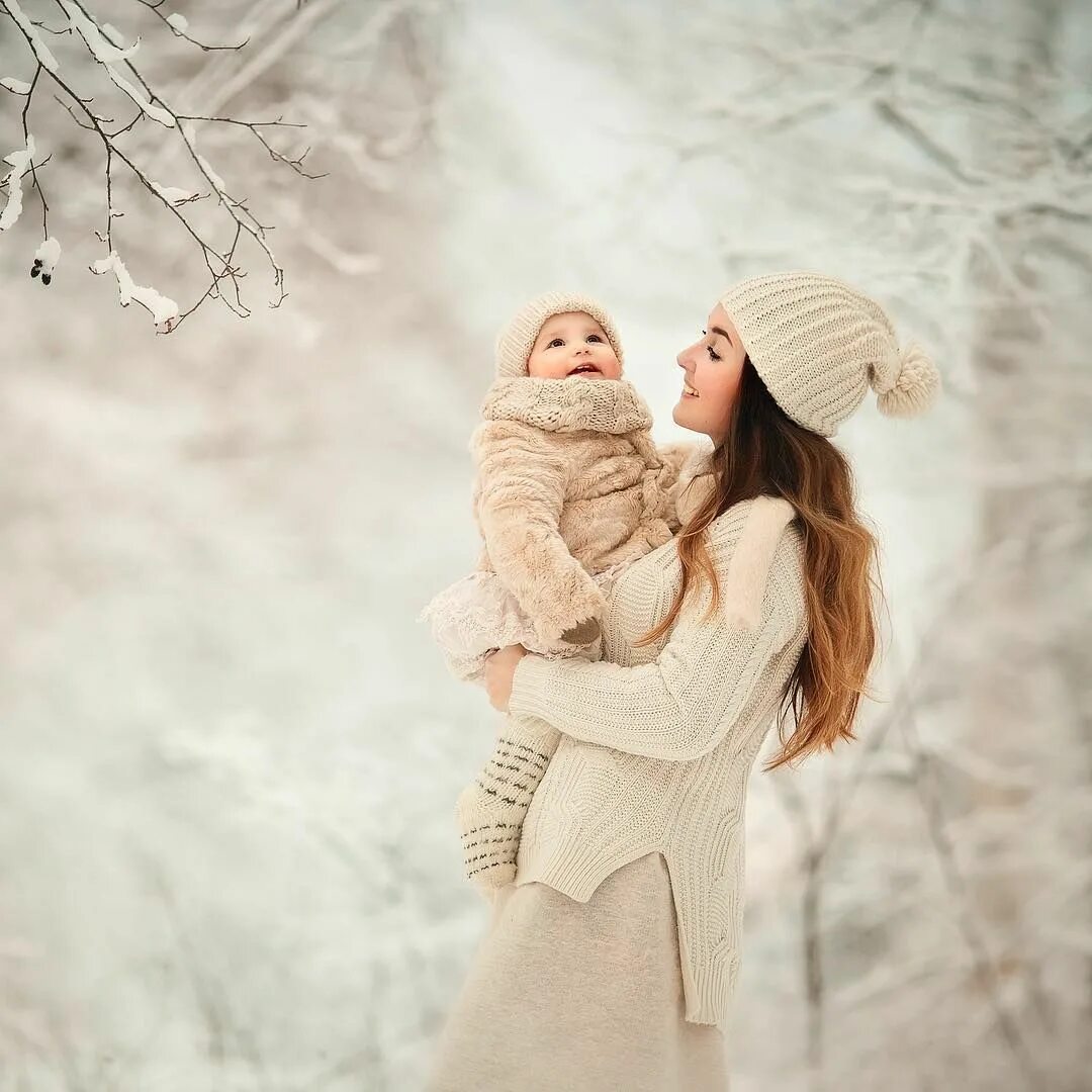 Мама будет снег. Зимняя фотосессия. Семейная фотосессия зимой. Зимняя фотосессия с малышом. Зимняя фотосессия с ребенком.