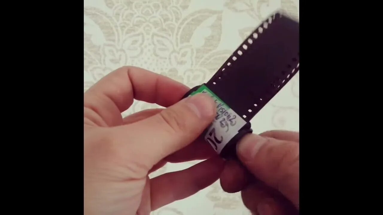 Как достать кончик. Кончик у пленки. как достать пленку из кассеты. как заправить пленку в кассету. как вытащить кончик пленки из катушки.