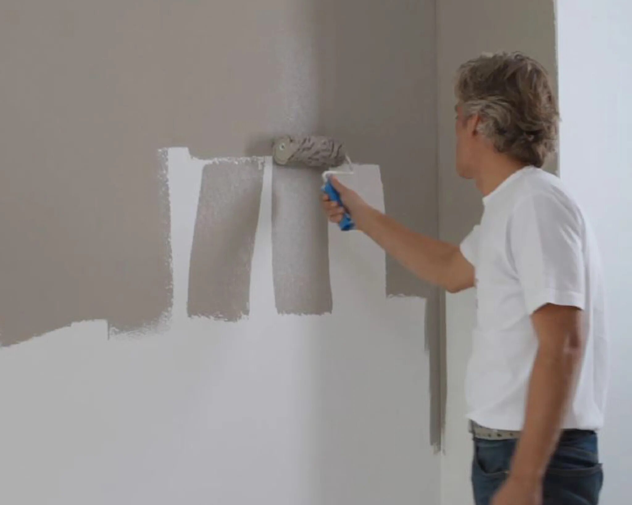 Краска для стен в квартире моющаяся. Покраска стен с малярным скотчем. Краска для стен моющаяся в интерьере. Рисунки на обоях под покраску.