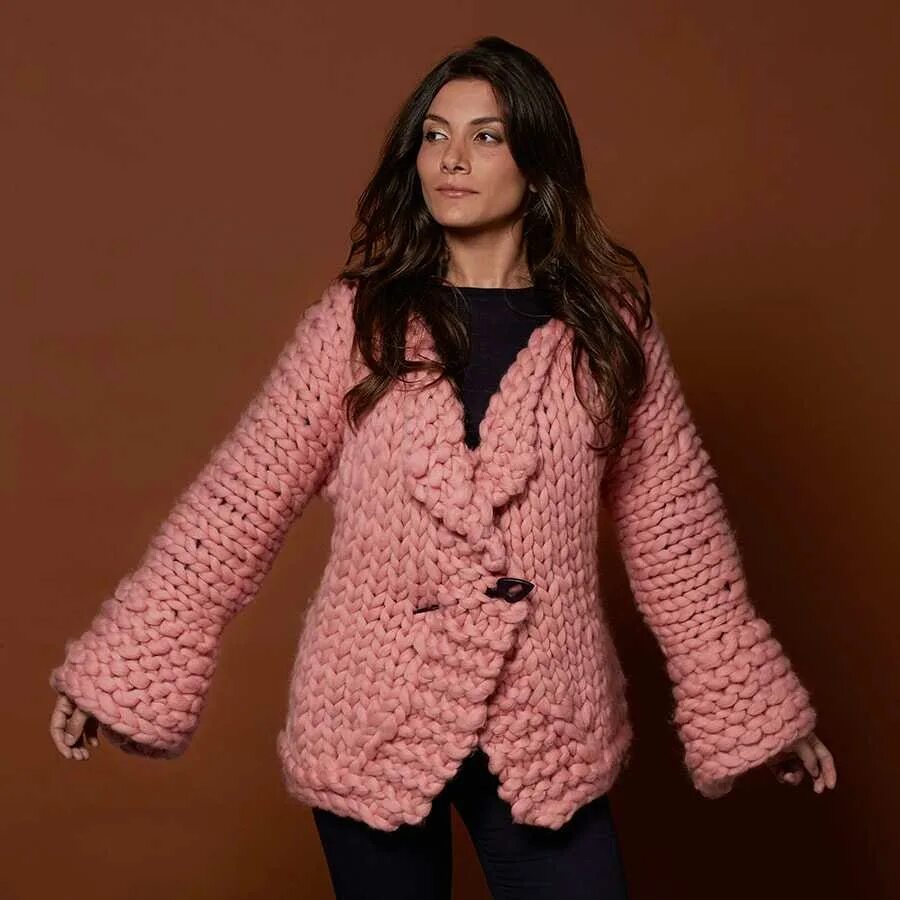 Жакет из толстой пряжи спицами для женщин. Вязаная куртка женская спицами. Жакет из толстой пряжи спицами. Кардиган из толстой пряжи. Жакет из толстых ниток.