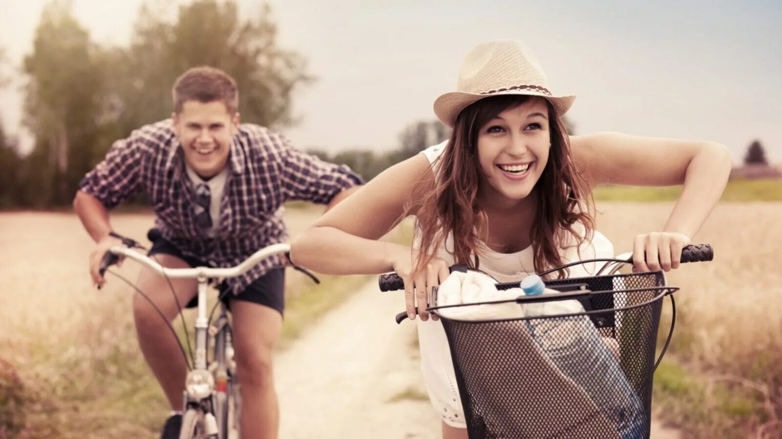 Хобби велосипед. Друзья и встречи. Семья на рыбалке. Одинаковые интересы. 1 общие интересы.