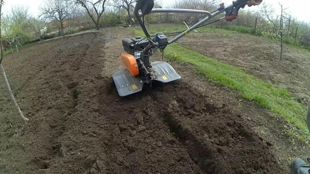 вспашка огорода культиватором. земельный участок фото. вспашка мотоблоком викинг. вспашка огоророда мотоблок.
