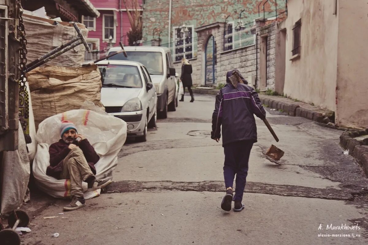 Нищета в современном мире. Трущобы великобритании 2018. Российская деревня разруха нищета. Живу в бедном городе. Стамбул нищета турция нищета.