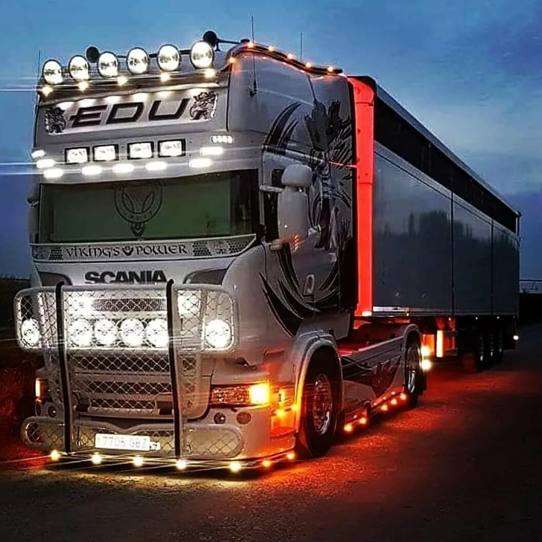 Про грузовой автомобиль. Scania v8 Tuning Night. Фуры Скания тюнинговые. Скания v8 Tuning. Скания большегруз.