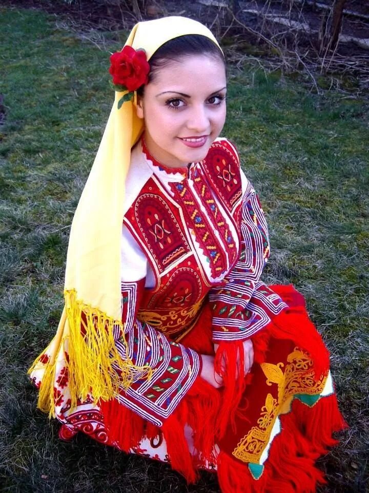Молдаване женщины. Молдавский национальный костюм. Молдаванский женский костюм. Костюм Молдаванки. Наряд Молдаванки.