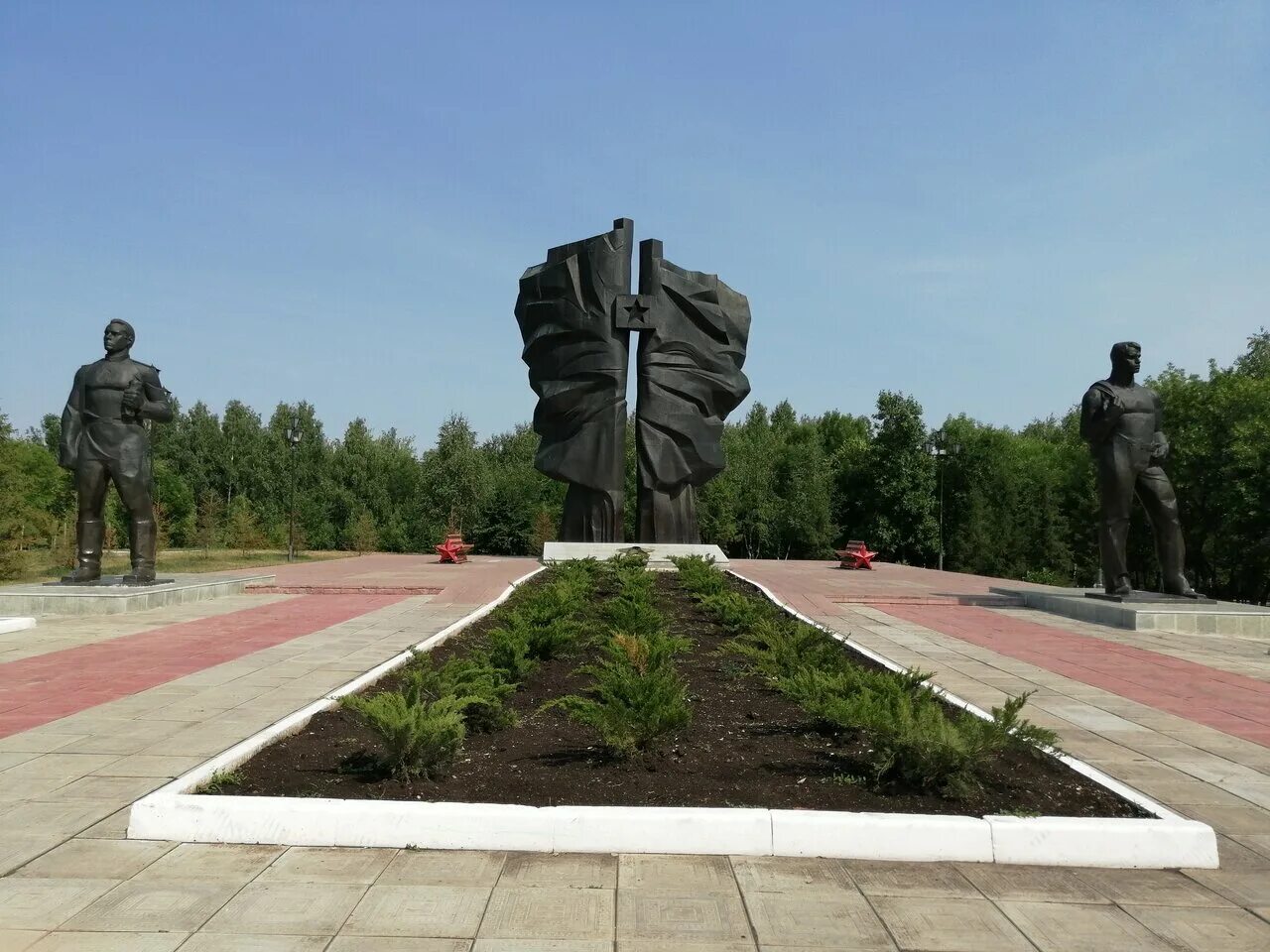 парк горького лаишево. парк победы лаишево. парк победы уфа. памятники в парке победы костромы. парк победы уфа.