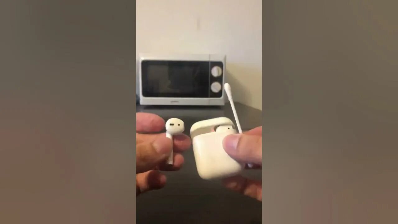 Airpods стал тихо играть. Айрподс один наушник тише. Прочистка наушников звуком. Один наушник тише другого AIRPODS. Наушник тише другого аирподс.