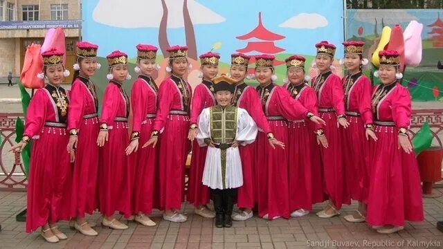 Калмыцкий национальный костюм. День национального калмыцкого костюма. День национального калмыцкого костюма. Описание калмыцкого костюма женского. Калмыцкий костюм.
