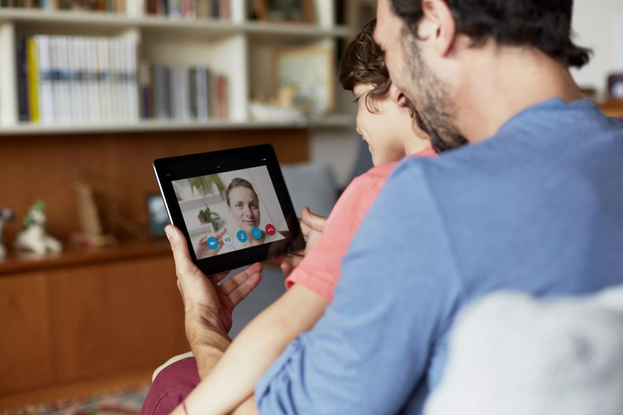 Семейное видео телефонов. Общение по скайпу. Семья по скайпу. Семья общается по скайпу. Новый год с семьёй по скайпу.