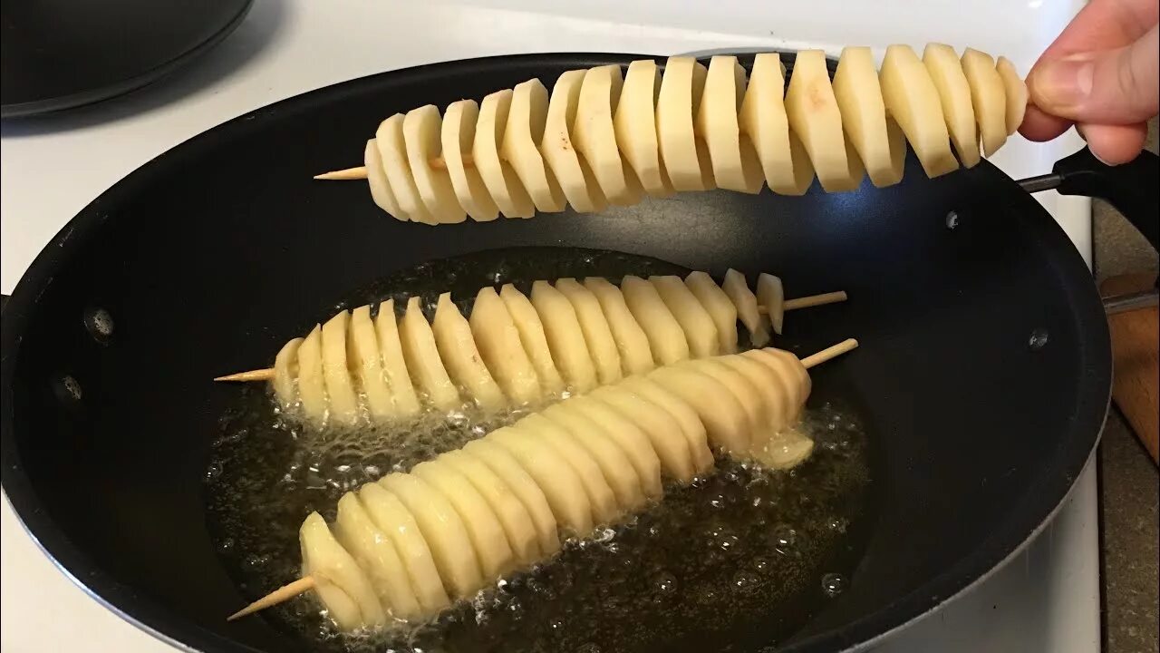 Картофель спиралью. Спираль из картошки. Картошка пружинка. Спираль из картошки. Нарезка картофеля спиралью.
