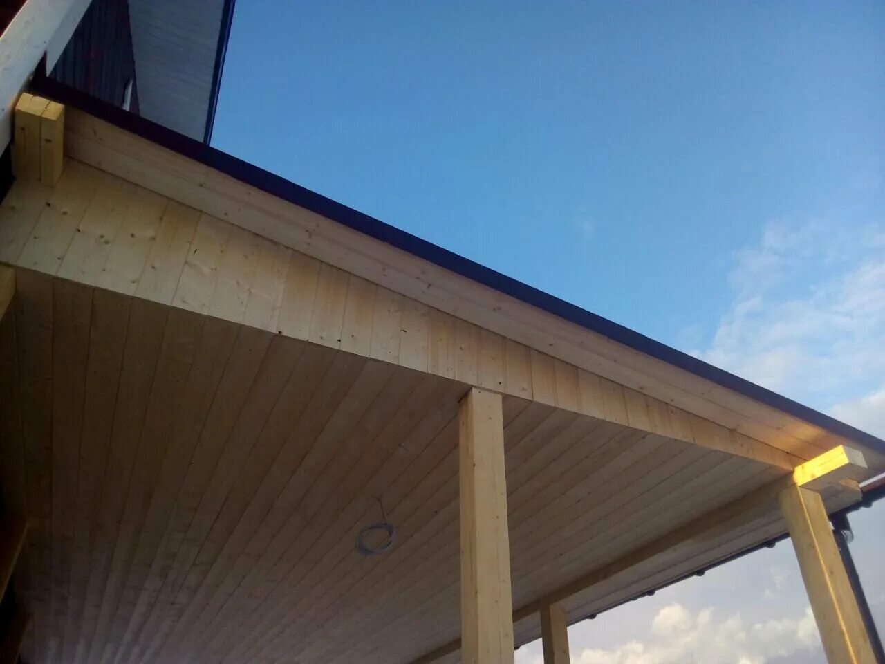 Подшивка потолка веранды. Подшивка крыши террасы вагонкой. Красивая подшивка террасы потолка. Подшивка потолка кровли террасы. Подшив веранды.