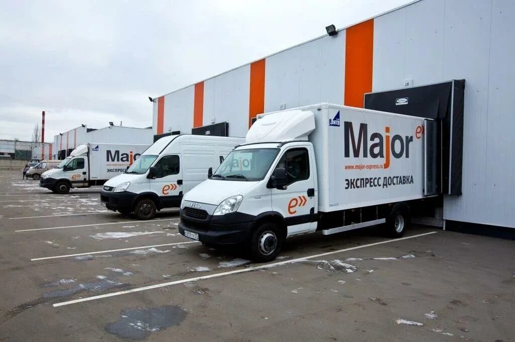 Курьер major. Брендирование ларгуса. Грузовой автопарк. Брендирование легкового автомобиля. Мажор экспереессэмблема.
