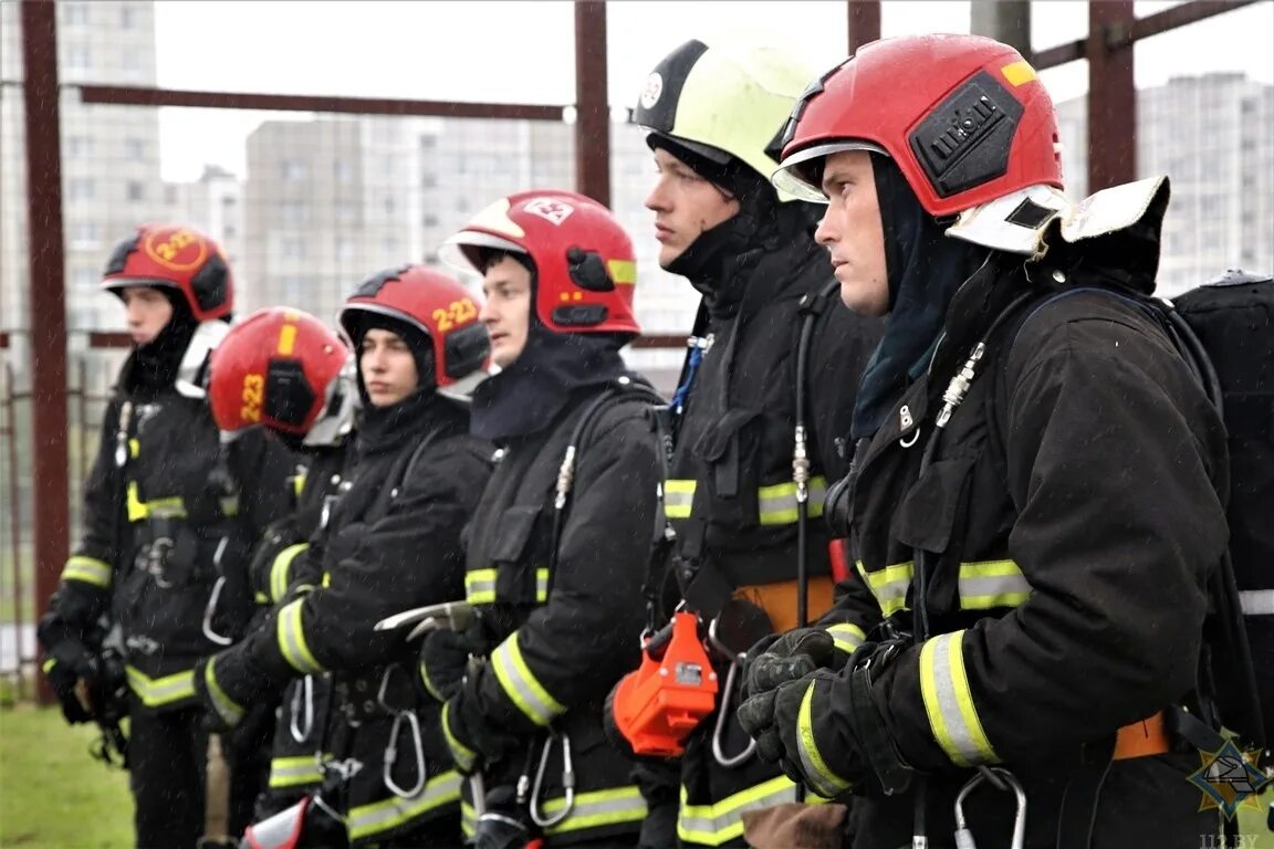 Пожарный мо рф. Спасатель МЧС РБ. Пожарники РБ. Белорусские пожарники. Униформа пожарного.